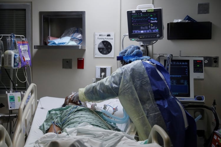 Paula Johnson, una enfermera en Chicago ayuda a un paciente en el hospital Rosemond - REUTERS/Shannon Stapleton