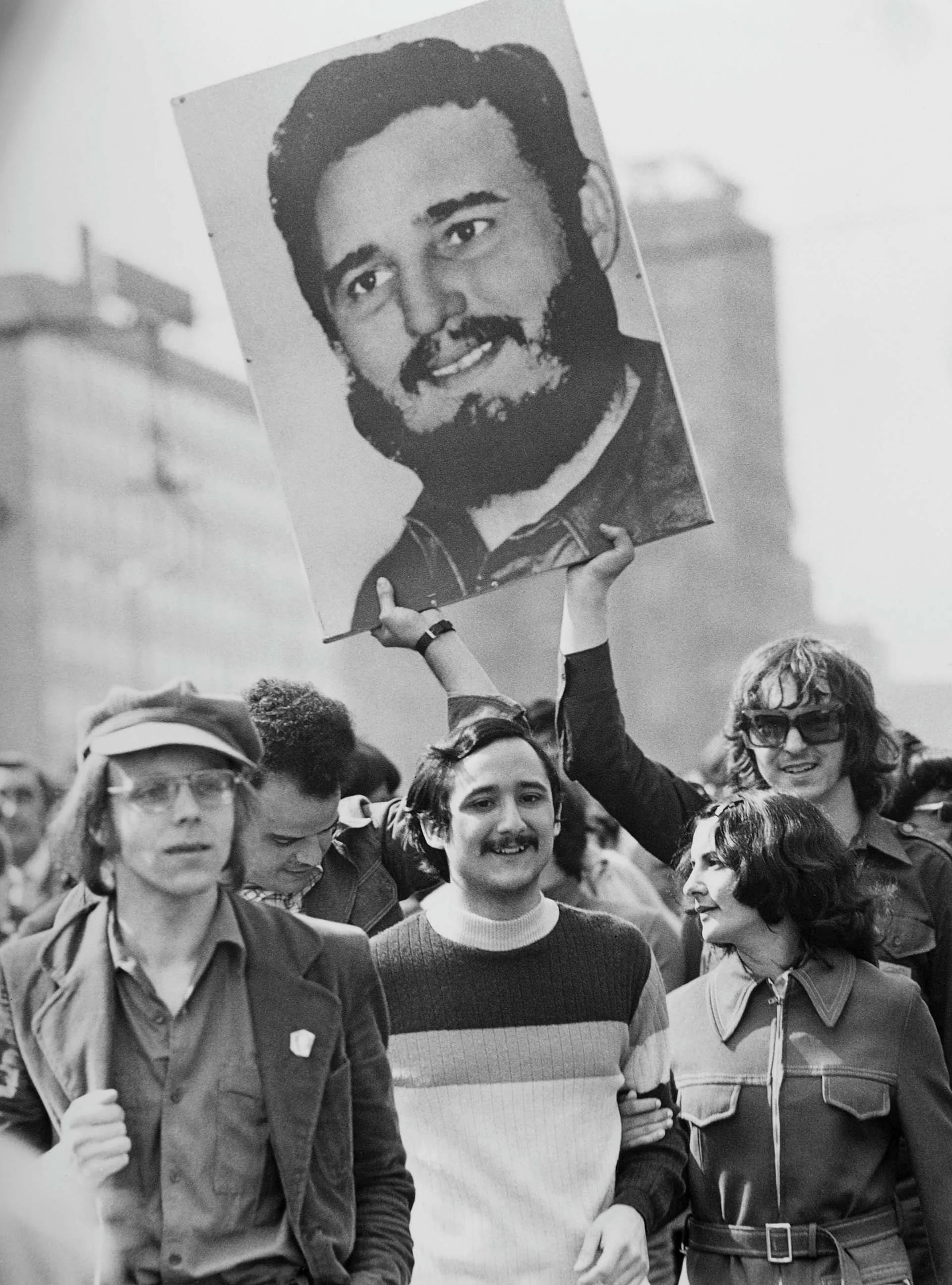 Primero de mayo de 1975, alemanes del Este sostienen una pancarta con la cara de Fidel Castro (Photo by Michael Nitzschke/Shutterstock)
