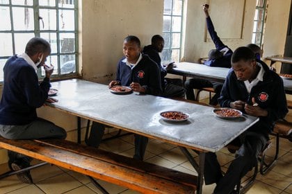 Las clases no se suspendieron en Kenya pese a la aparición de varios casos de coronavirus - REUTERS/Monicah Mwangi