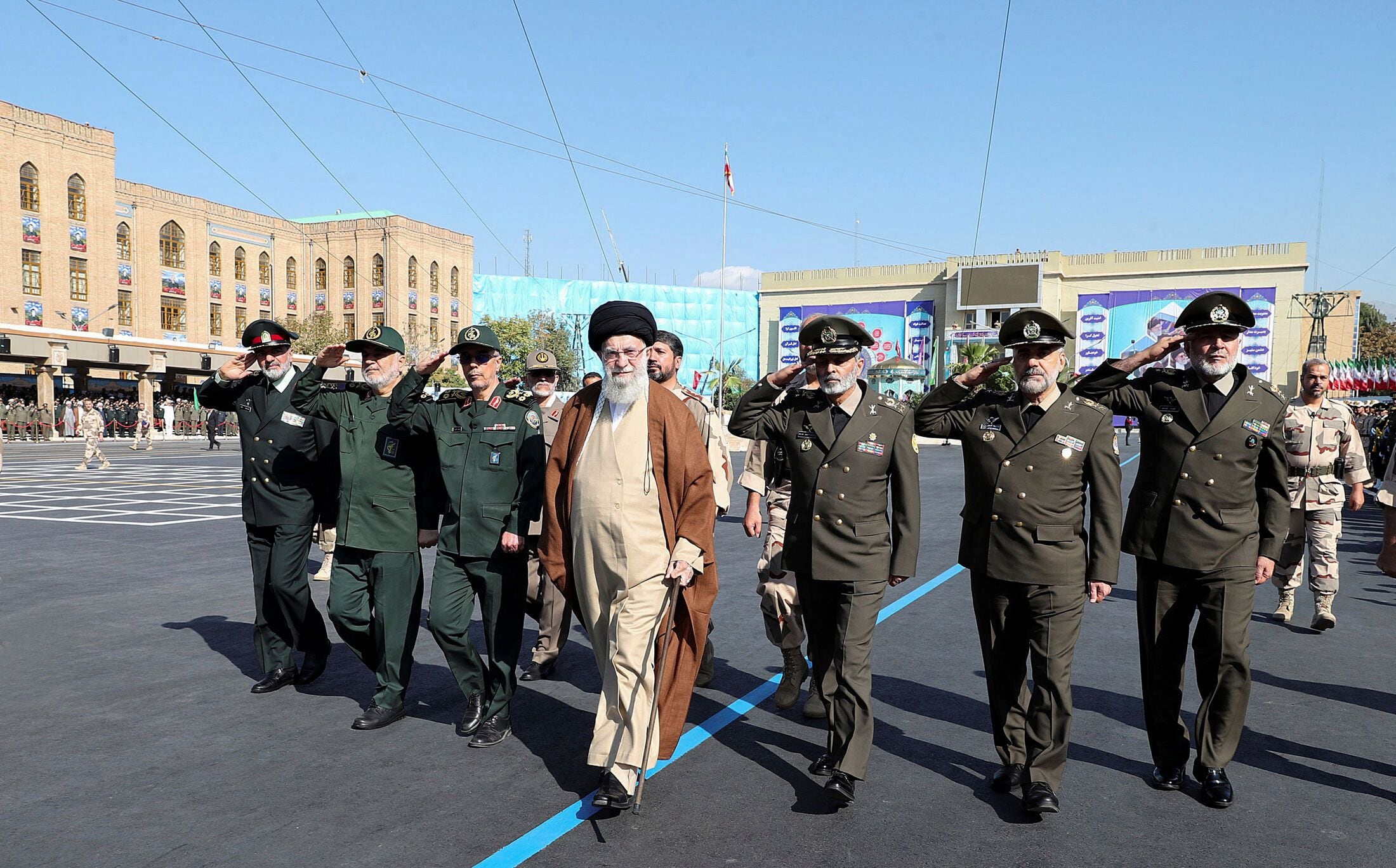 Ali Khamenei en una graduación de oficiales en Teherán (via Reuters)