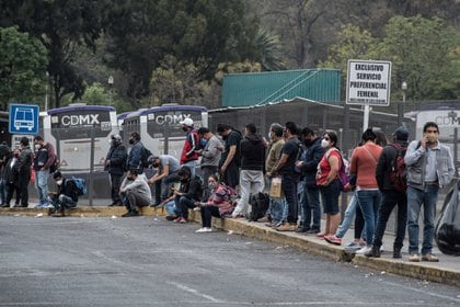 CIUDAD DE MÉXICO, 09ENERO2021.- Unidades RTP y de la Secretaría de Seguridad Ciudadana (SSC) continúan con el apoyo en los traslados de personas debido a los cierres de estaciones del metro debido al incendio del Centro de Control ubicado en Delicias.FOTO: MARIO JASSO/CUARTOSCURO.COM