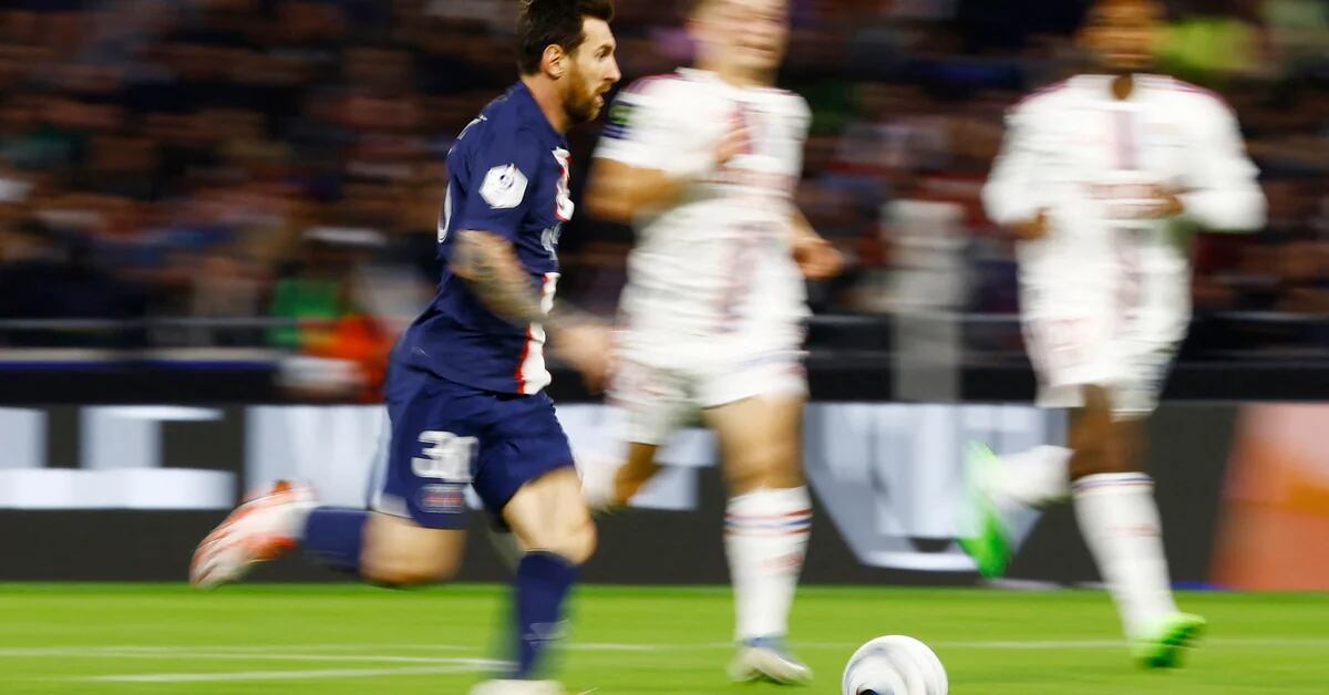 Show de Messi na vitória do PSG contra o Lyon: gol magnífico, gancho que enganou toda a defesa e cobrança de falta na rede