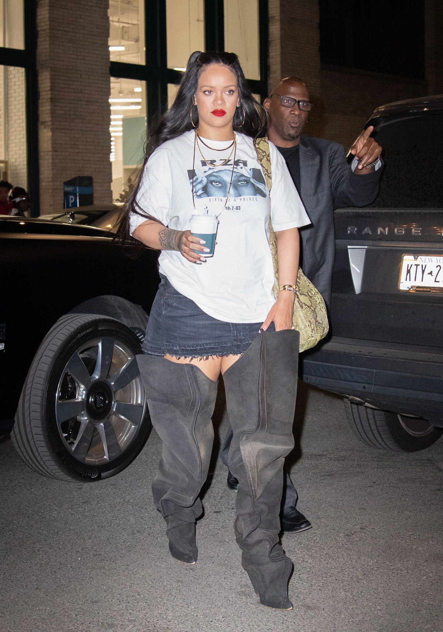 Rihanna y ASAP Rocky salen a cenar juntos en la Ciudad de Nueva York. La cantante sorprendió con un llamativo look pero especialmente, por sus botas altas XL que cubrían casi toda sus piernas (The Grosby Group)