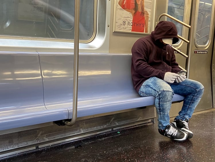 Un hombre lleva una mascarilla en el metro de Nueva York, casi desierto