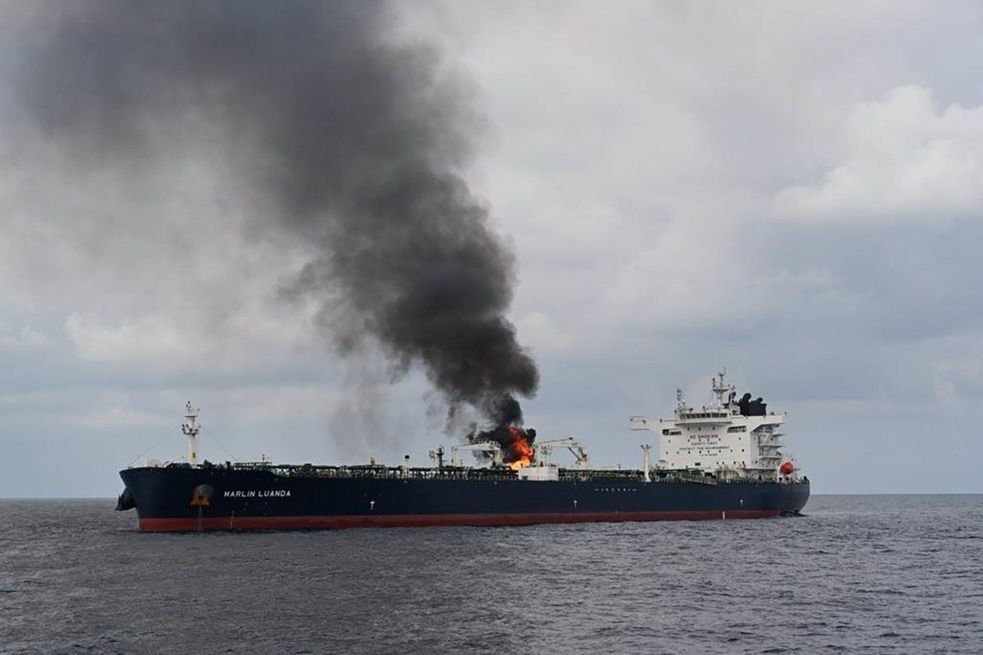 El buque Marlin Luanda se incendió en el Golfo de Adén después de que, según informes, fue alcanzado por un misil antibuque disparado desde una zona controlada por los hutíes en Yemen. (Europa Press/Contacto/Indian Navy)