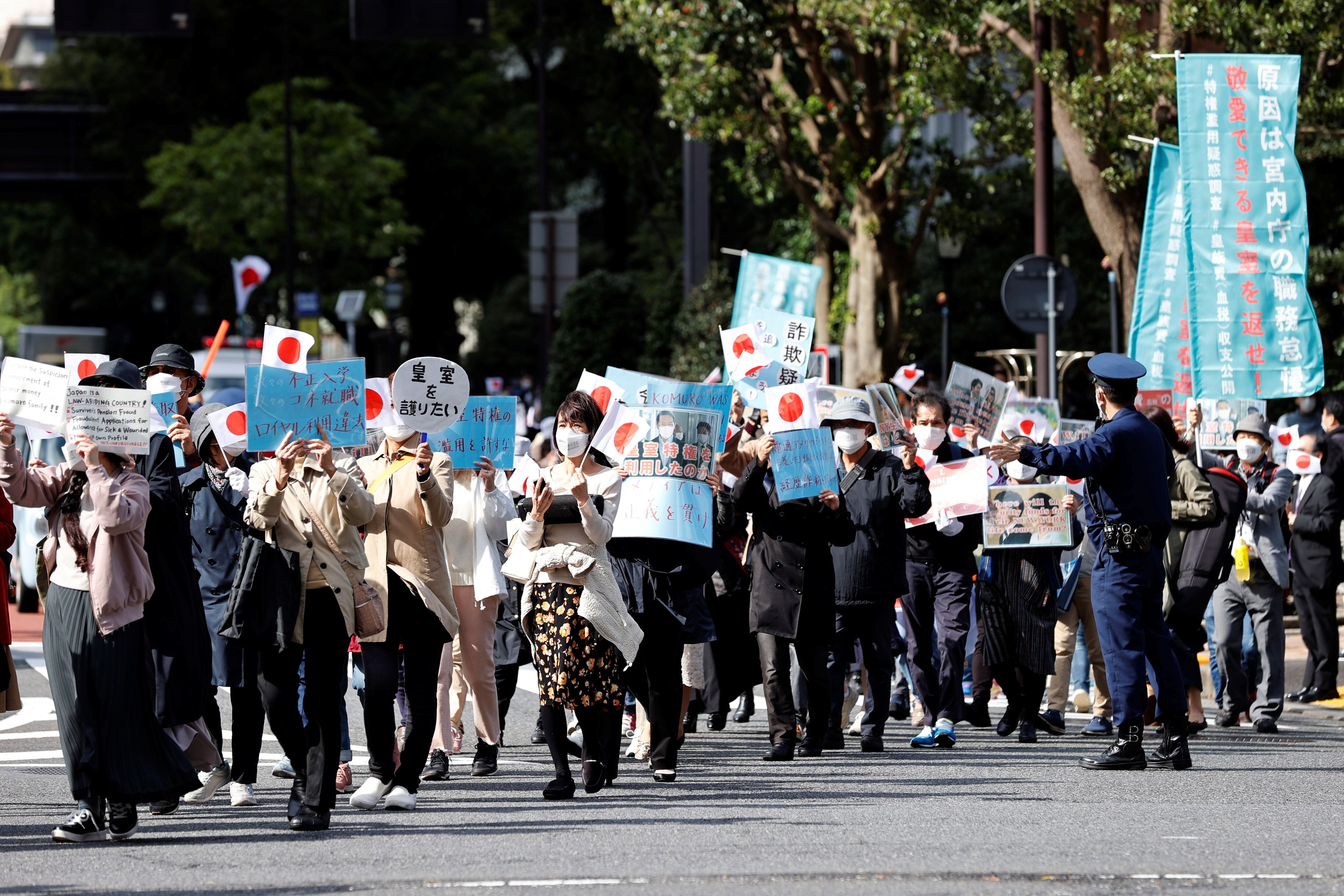 Personas protestan por el matrimonio de la princesa Mako de Japón 