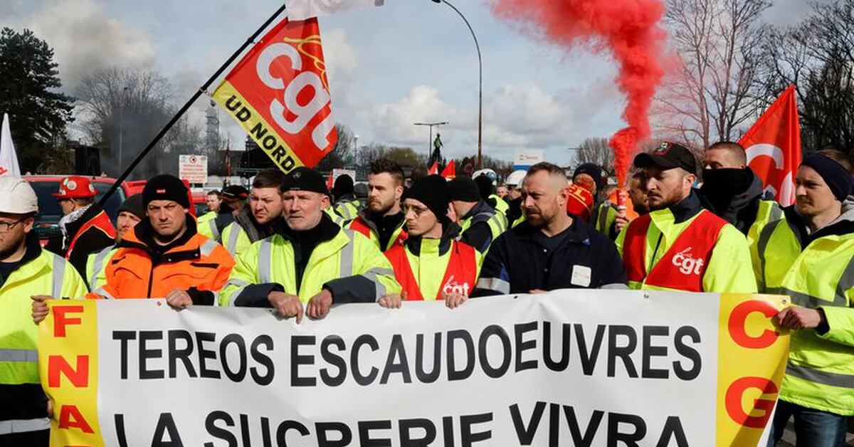 Unions call for show of force against Macron’s pension reform