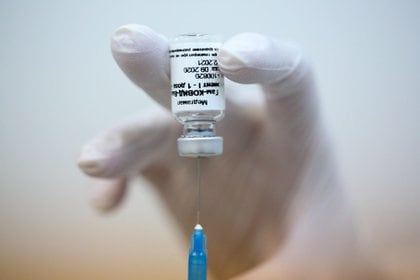 A pesar del inspirador esfuerzo de las compañías biofarmacéuticas para producir vacunas candidatas prometedoras con altas medidas de protección, Gates teme un enfoque de distribución 'disfuncional' (Bloomberg)