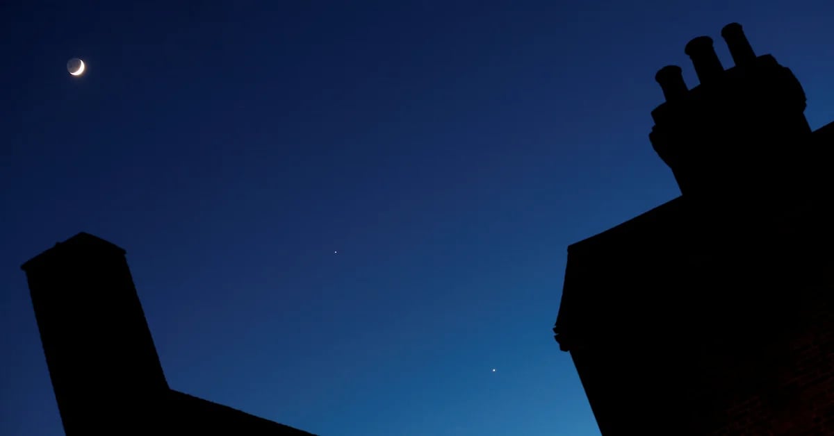 Space Optical Illusion: Jupiter and Venus are nearly aligned in the night sky