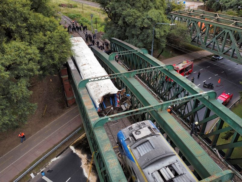 Vista aérea de las tareas de rescate en el lugar del choque de trenes en Palermo (REUTERS/Agustin Marcarian)