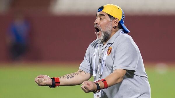 Diego Maradona cumpliendo su rol de entrenador en el Fujairah