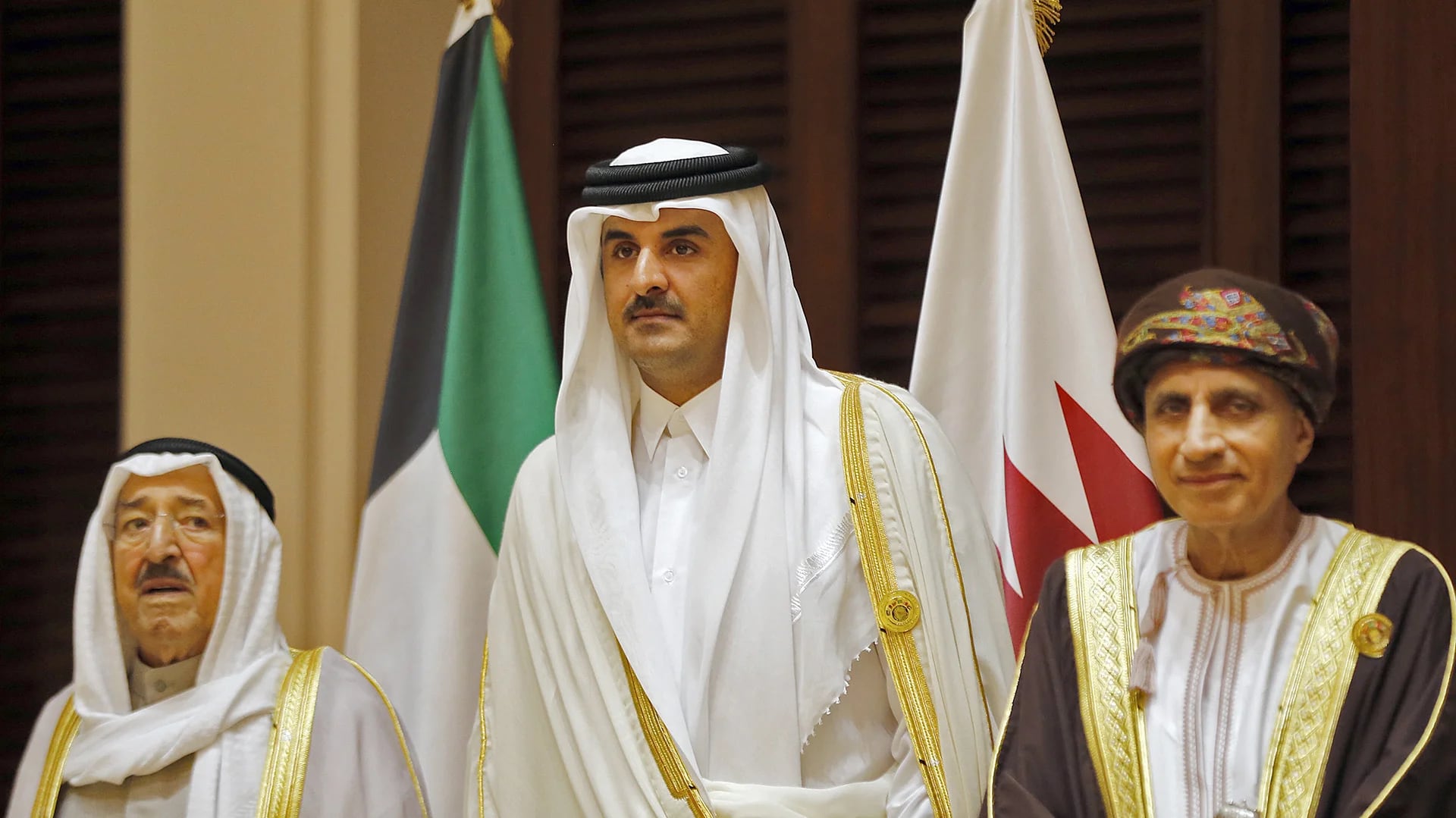 El emir de Qatar, Tanim bin Hamad al Thani, rodeado por el emir de Kuwait –a su derecha–, Sabah al Ahmad al Jaber al Sabah, y el ministro de Exteriores de Omán –a su izquierda–, Yusuf bin Alawi, durante una reunión del CCG. Omán y Kuwait no se sumaron al bloqueo de Qatar (AFP)
