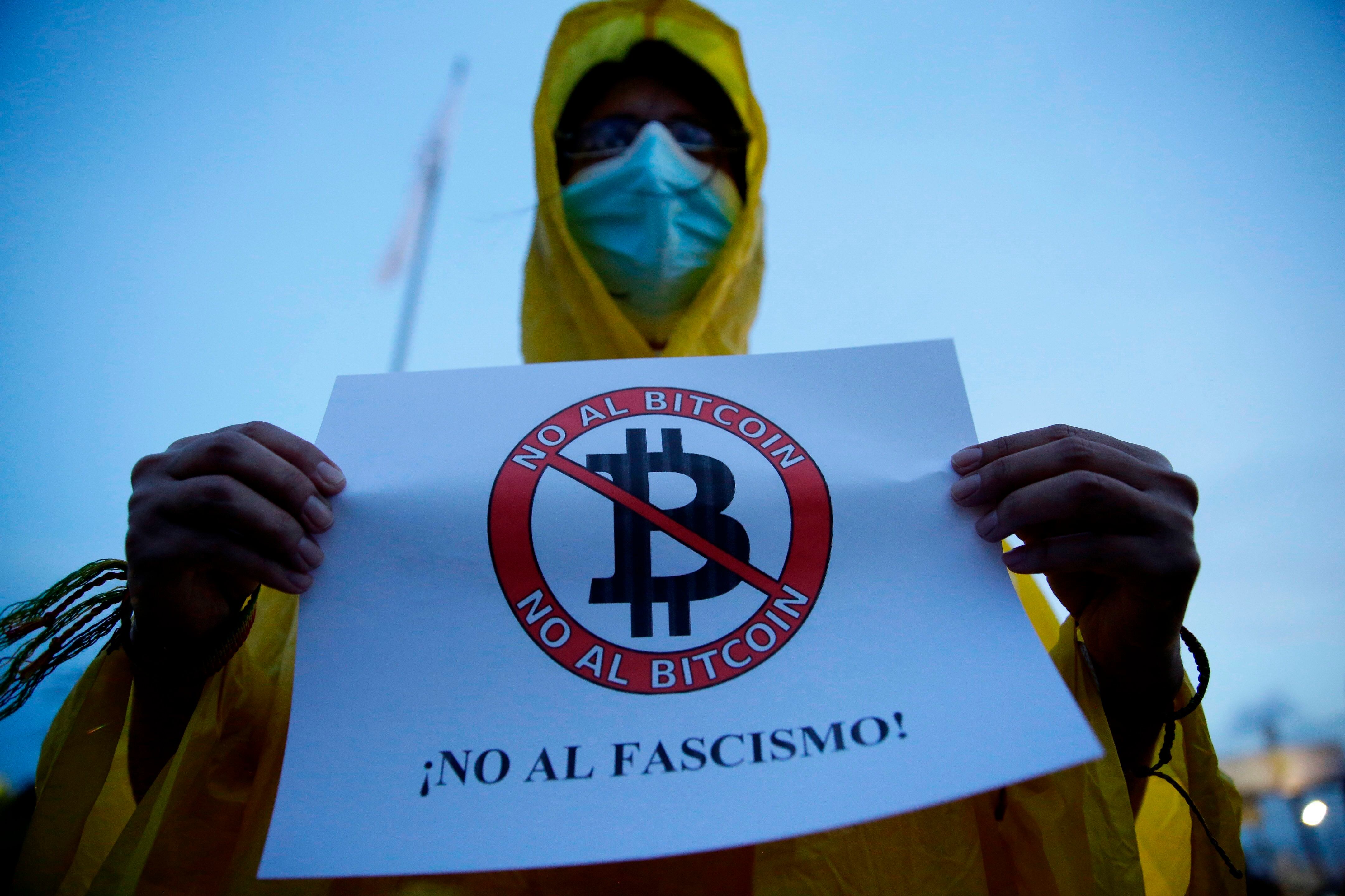 Un grupo de jóvenes salvadoreños se pronuncian en contra de la implementación del bitcoin en El Salvador. (EFE/Rodrigo Sura)