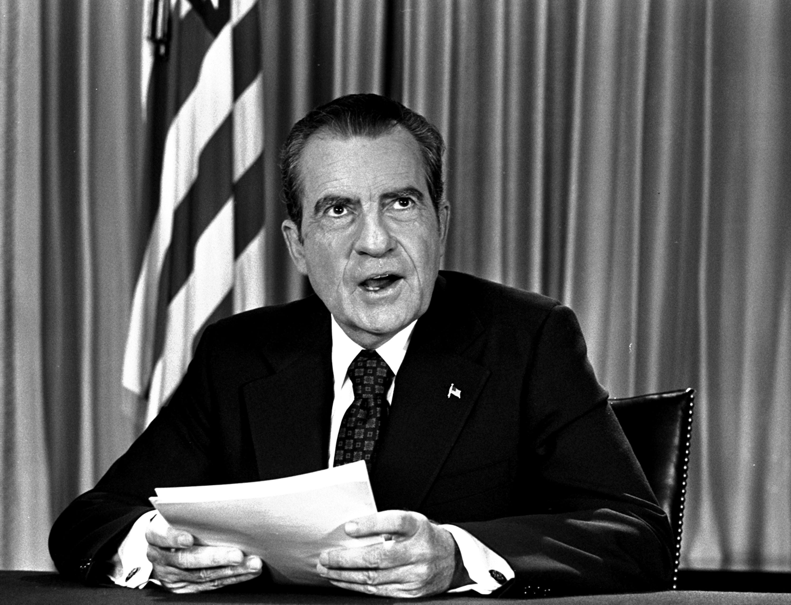 El final del dólar convertible al oro se produce con Richard Nixon en 1972 y a partir de ese momento todas las monedas son papeles cuyo respaldo no es otra cosa que la confianza que la gente tenga en las instituciones jurídicas, políticas y económicas (AP)