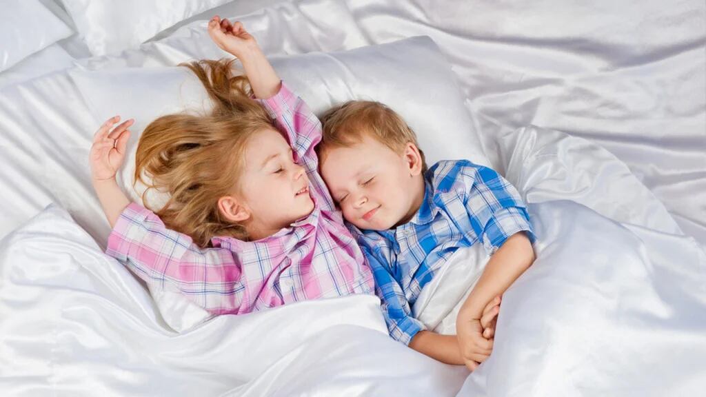 El mal descanso genera diferentes dificultades a la salud de los menores, entre ellos el sobrepeso (Shutterstock)
