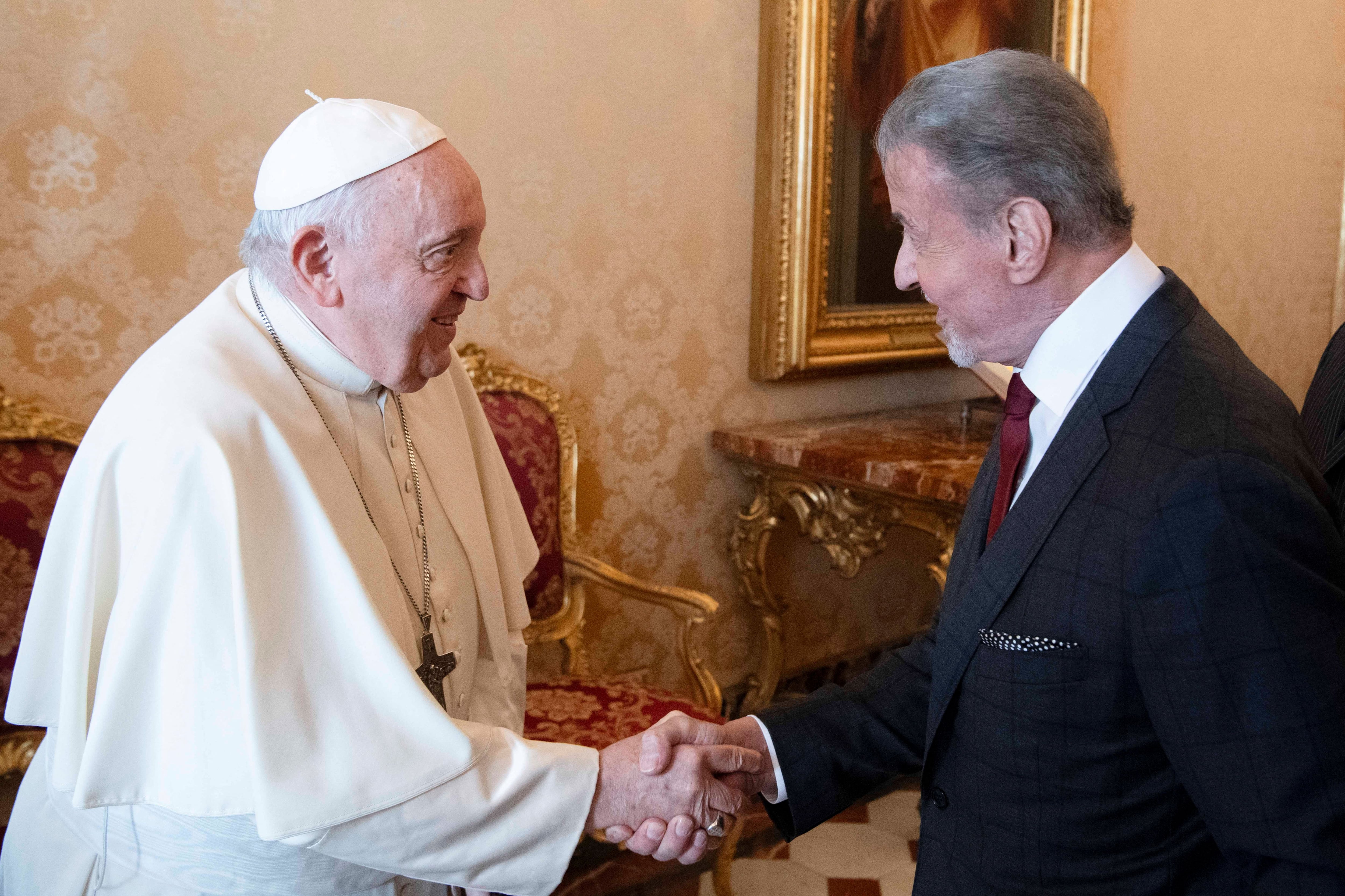 El Papa estrecha la mano de Stallone  (Vatican Media/­Handout via REUTERS)