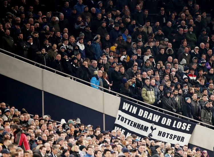 EL partido entre el Totteham y el Norwich City el último 4 de marzo, a estadio lleno. Las medidas de aislamiento se tomaron en el Reino Unido mucho más tarde que en otros países. 