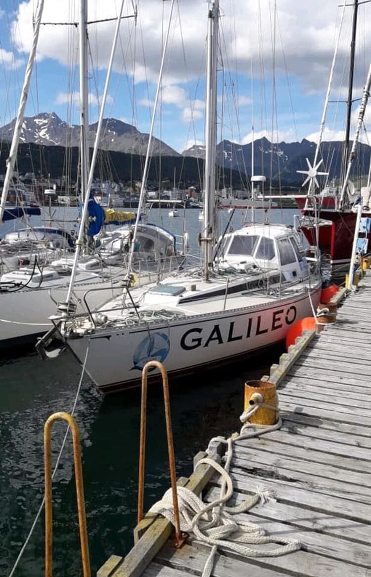 El velero Galileo es del tipo Navaltec 38. Tiene 11,50 metros de eslora, 3,75 de manga, 1,65 de puntal y 1,70 de calado