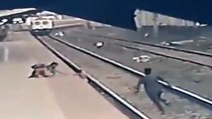 Video: un niño cayó a las vías mientras caminaba junto a su madre ciega y un heroico rescate lo salvó justo antes de ser arrollado por el tren