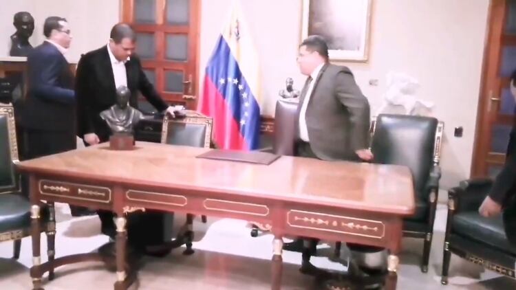 El escritorio de la presidencia estaba vacío al llegar Parra (captura de video)