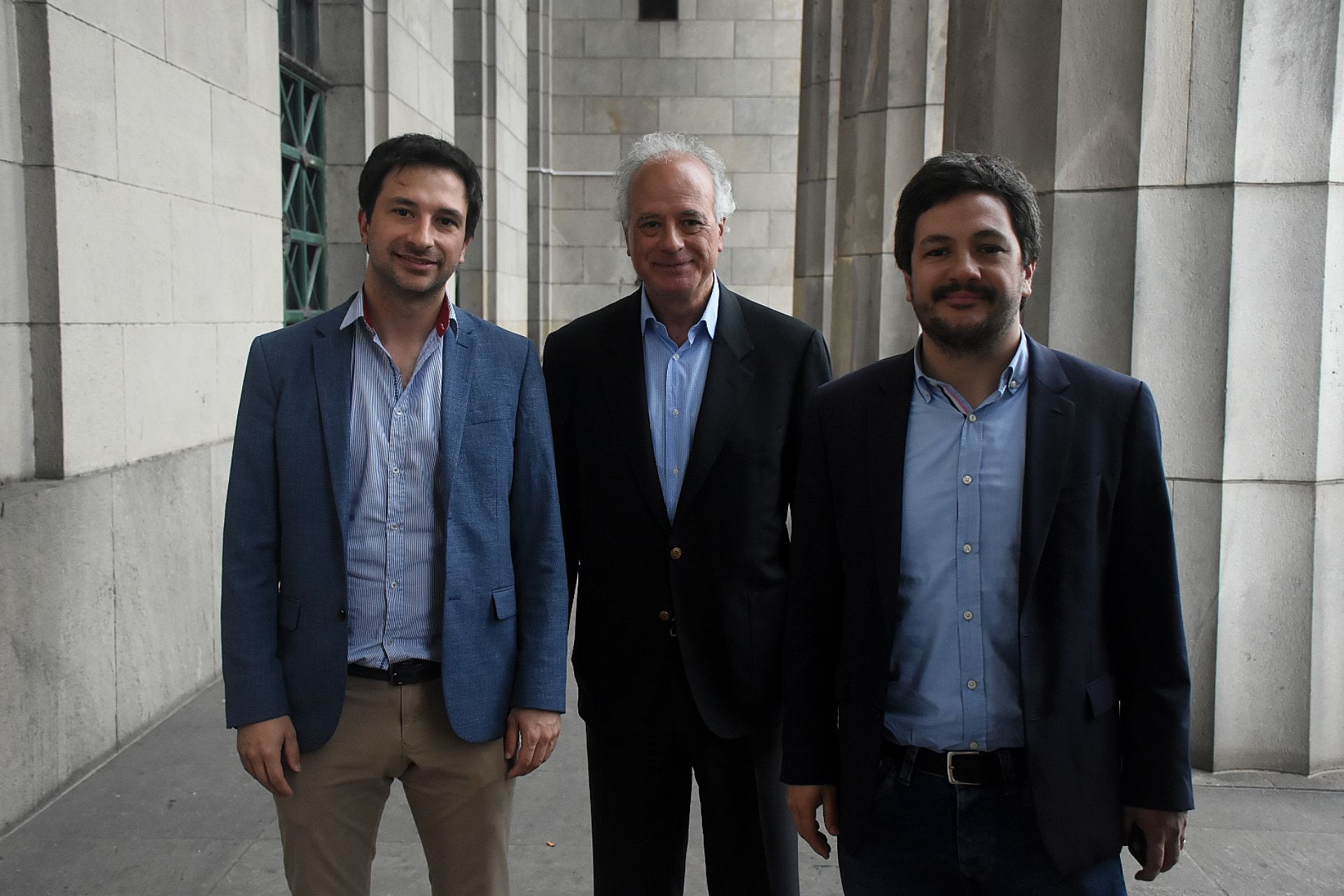 Enrique "Coti" Nosiglia junto a sus hijos Hipólito y Juan antes de ingresar al Aula Magna 