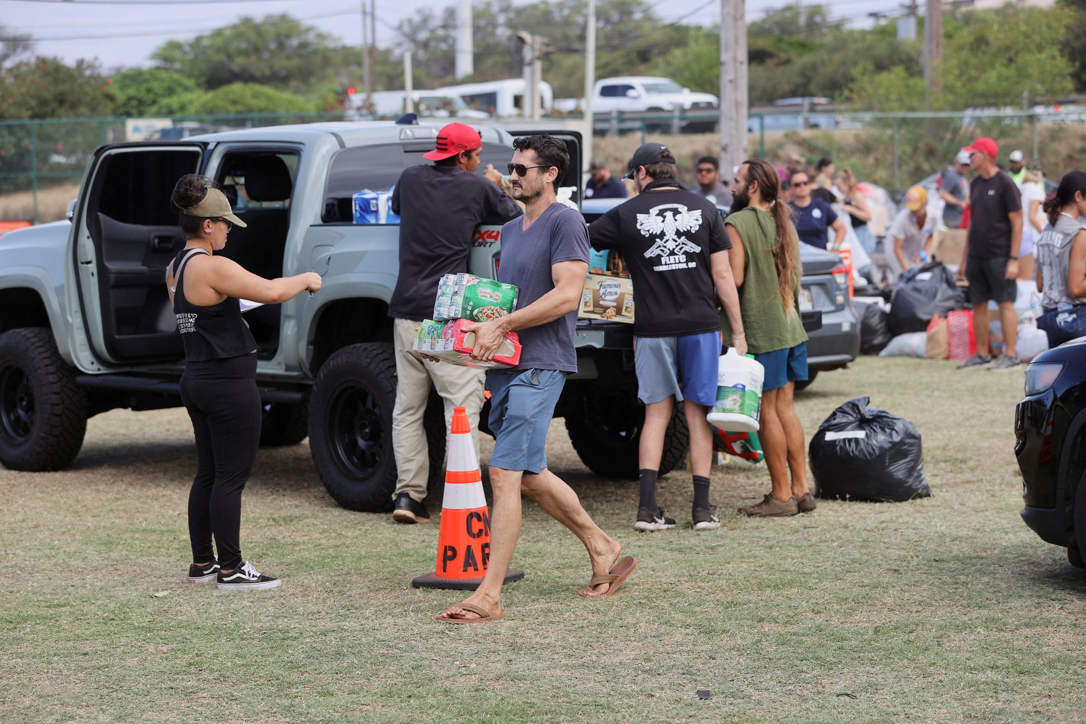 Residentes de Maui dejan suministros para los evacuados del incendio forestal de West Maui en un refugio instalado en el Maui War Memorial en Wailuku, Hawái, Estados Unidos, 10 de agosto de 2023. REUTERS/Marco García