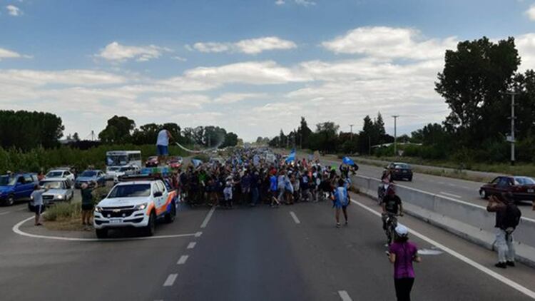 Los manifestantes cortaron la ruta y caminaron durante gran parte de la tarde para quejarse por la sanción de la ley