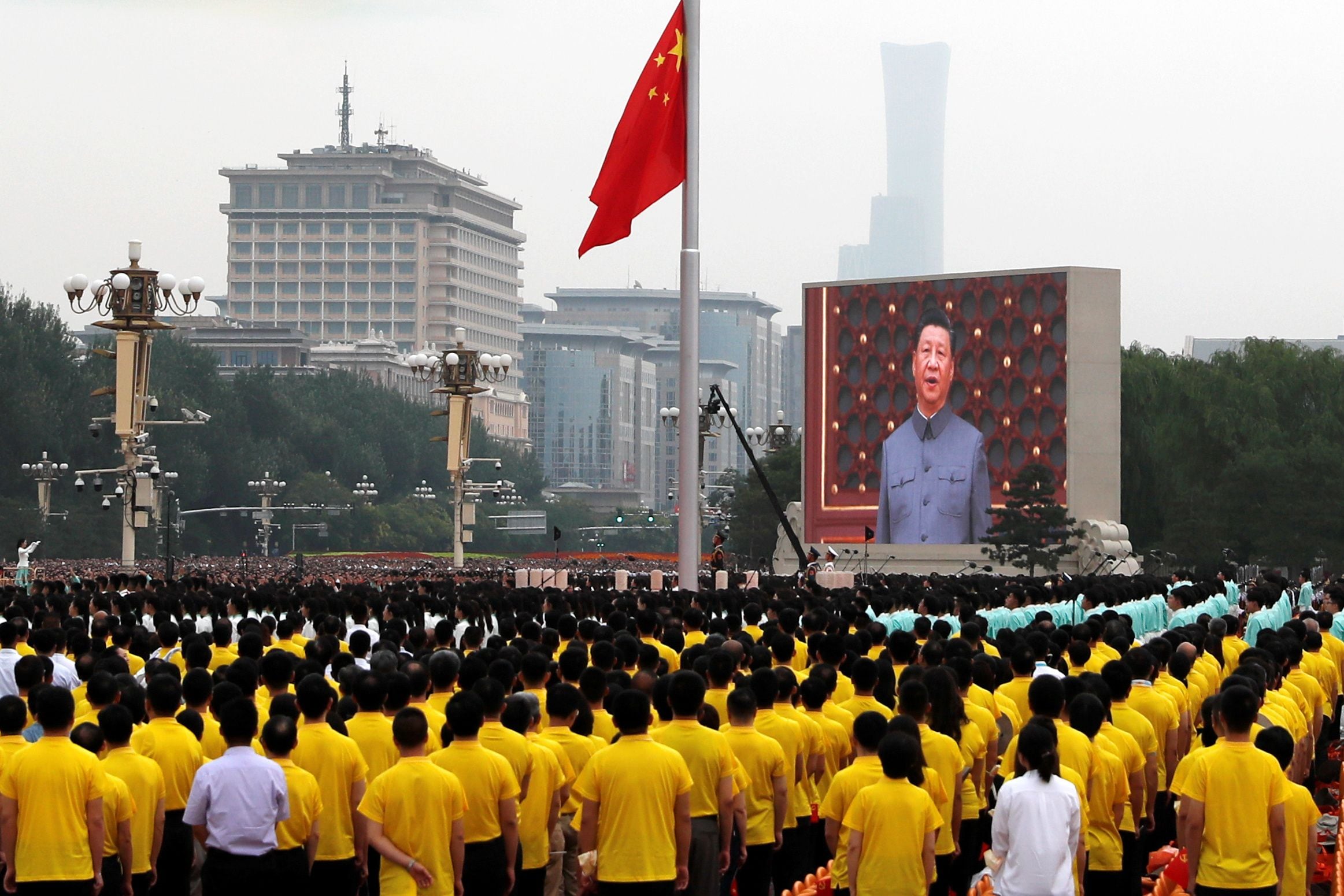 Una pantalla gigante muestra al presidente chino, Xi Jinping, cantando el himno nacional durante una ceremonia  (REUTERS/Carlos García Rawlins)