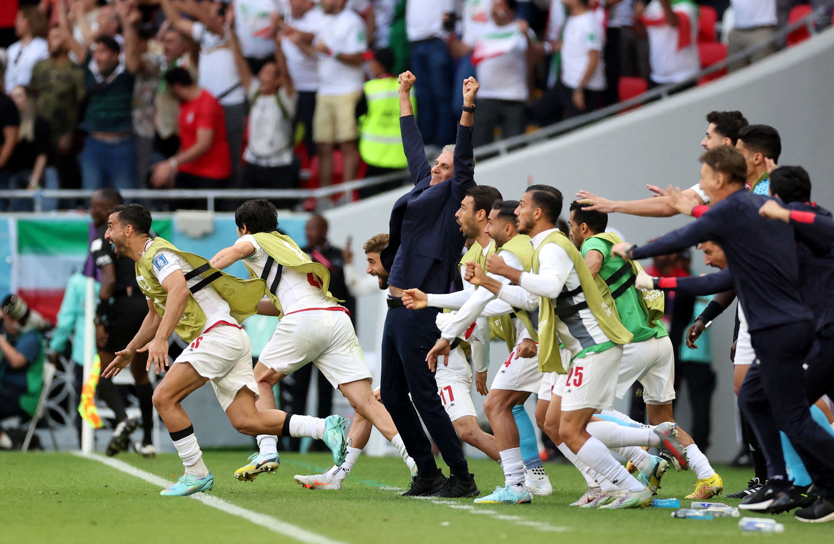 Jugadores de Irán celebran la victoria ante Gales en el Mundial.  REUTERS/Carl Recine     