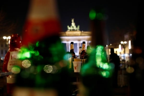 Botellas vacías frente a la Puerta de Brandenburgo en Berlin (REUTERS/Michele Tantussi)