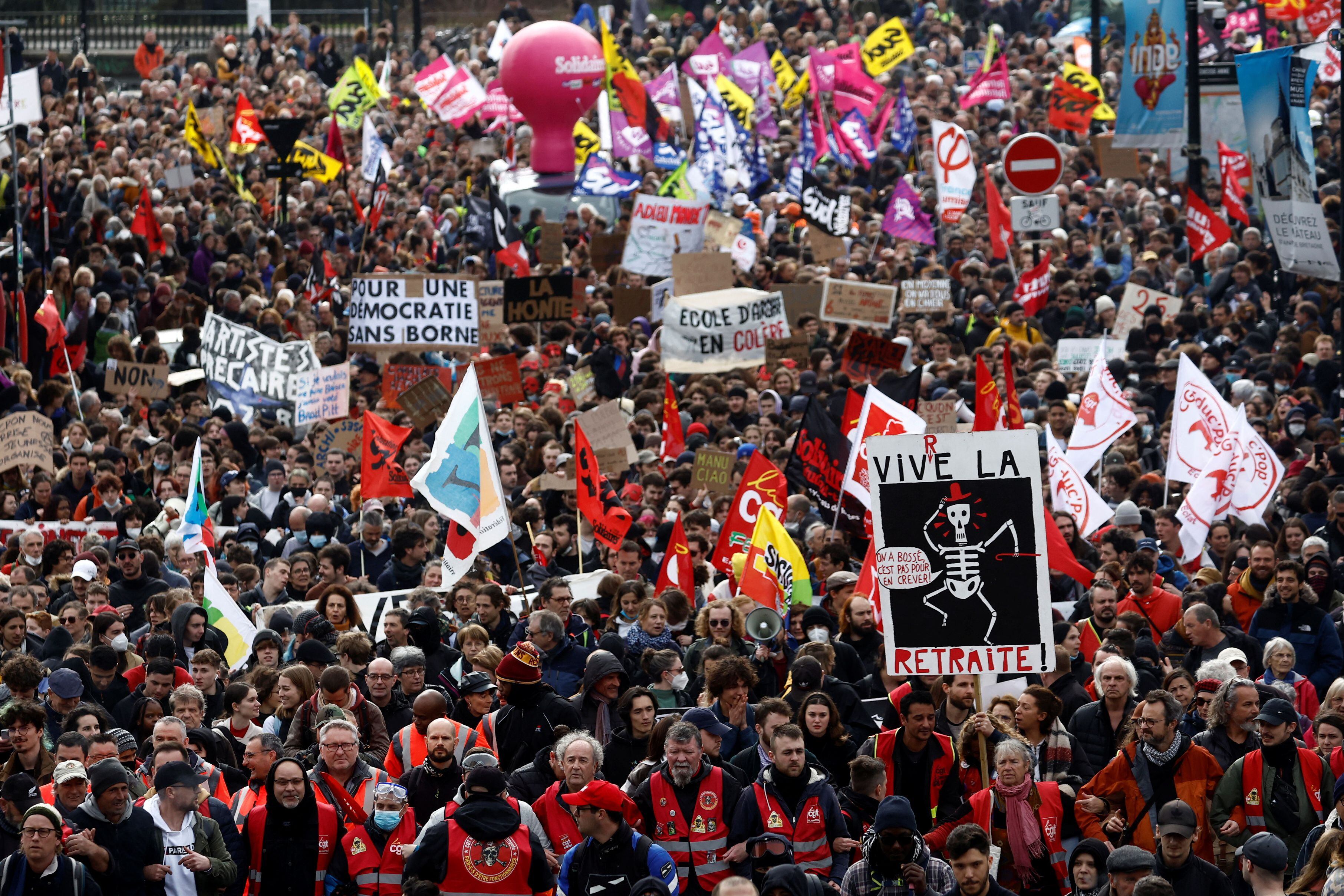 Manifestantes asisten a una manifestación durante el noveno día de huelgas y protestas en todo el país contra la reforma de las pensiones del gobierno francés, en Nantes. El lema que muestra el dibujo de un esqueleto reza "viva la jubilación".  REUTERS/Stephane Mahe