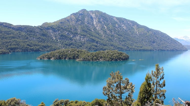 La belleza del lago Nahuel Huapi conforma el paisaje más emblemático de la Patagonia argentina