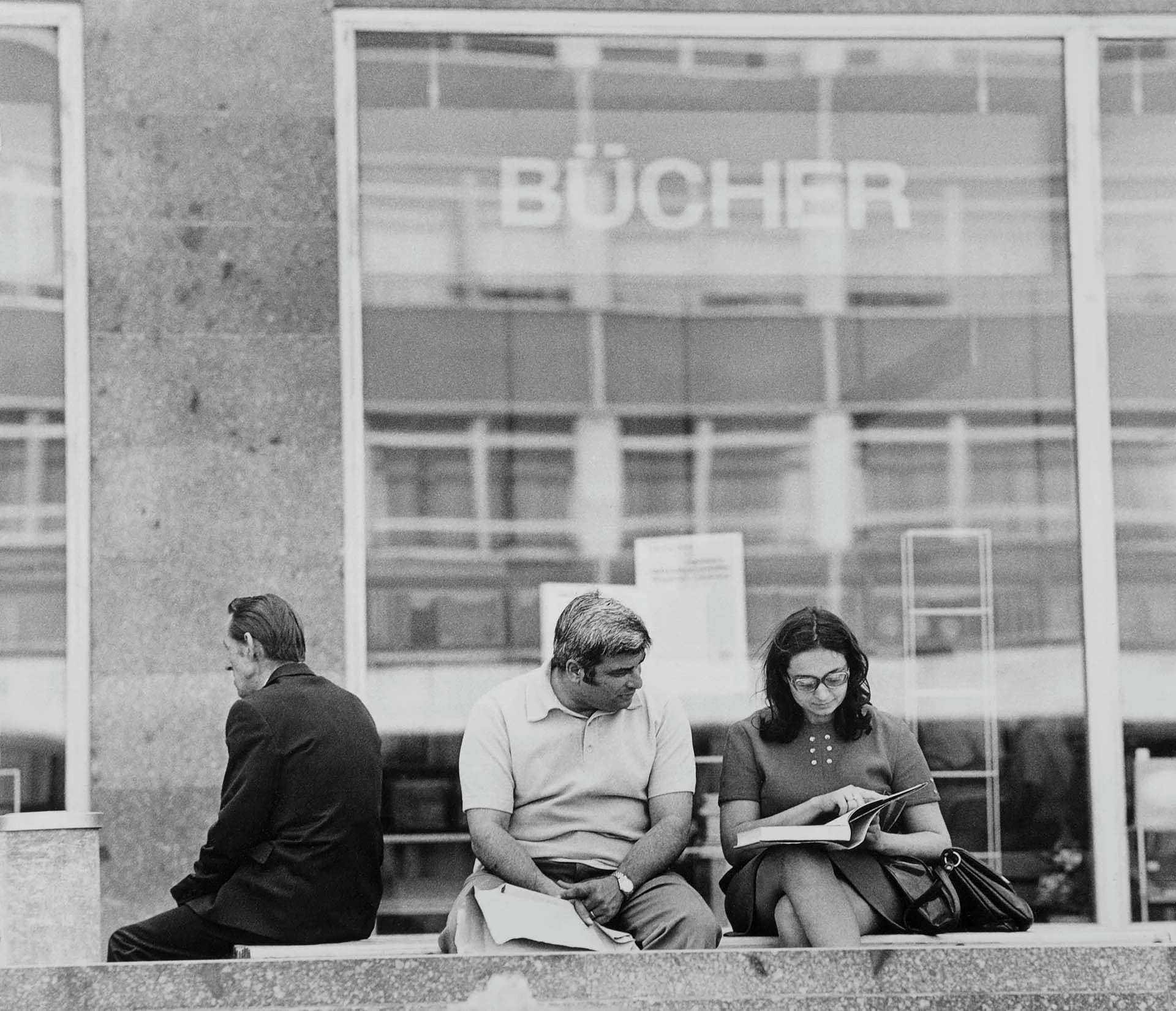 Dos estudiantes leen frente a una librería en los alrededores de la Universidad de Leipzig (Photo by Michael Nitzschke Shutterstock)