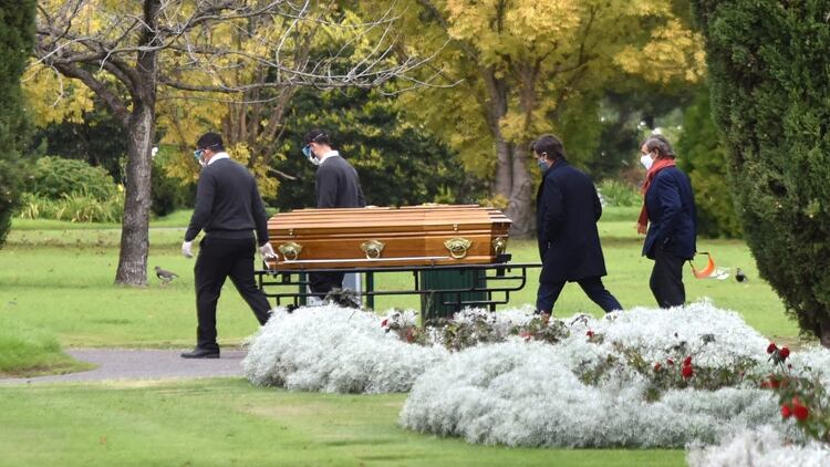 Solo dos familiares pudieron despedir a Goldy (Foto: Franco Fafasuli)