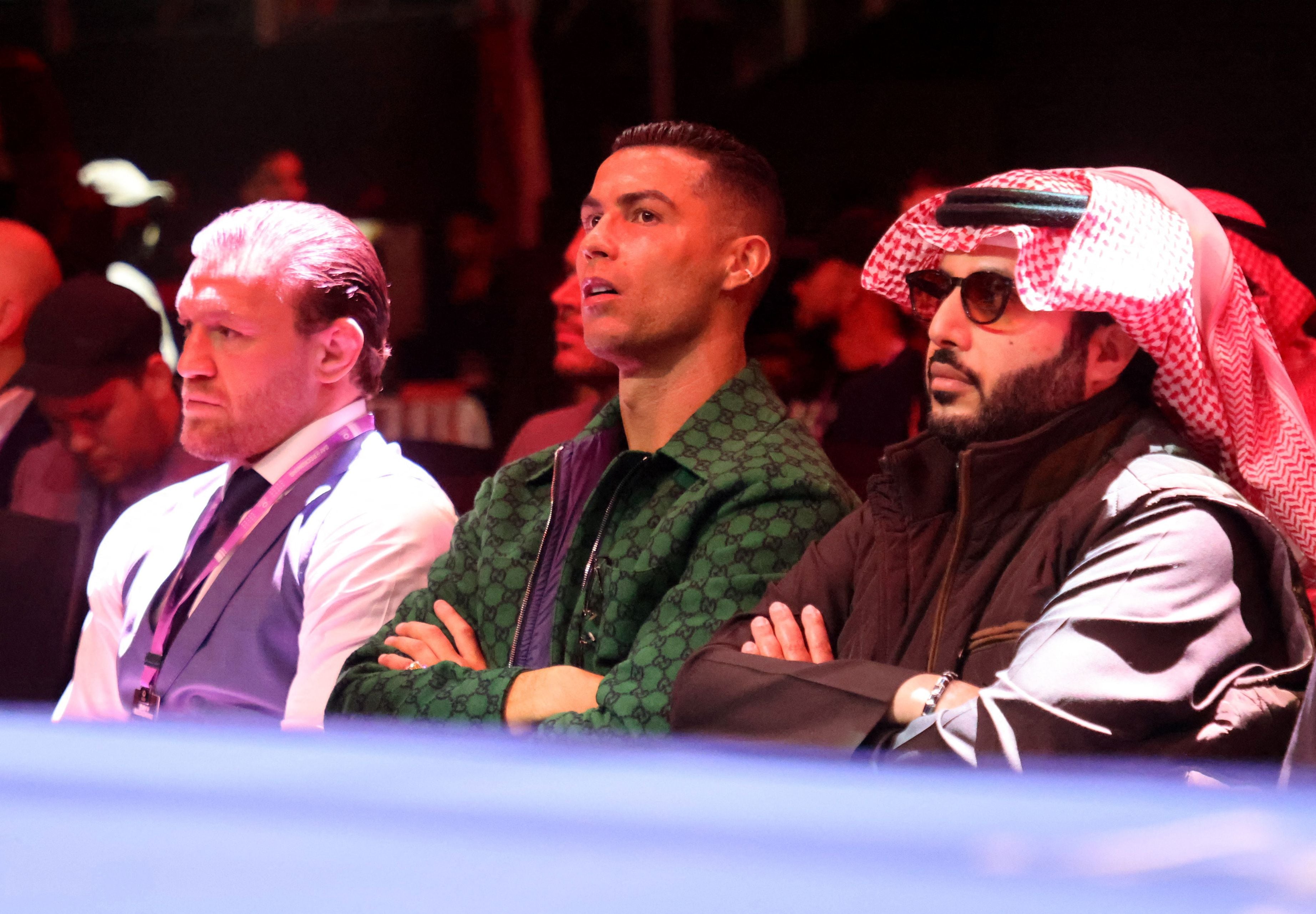 De izquierda a derecha: Conor McGregor, Cristiano Ronaldo y Turki Al Sheikh (REUTERS/Ahmed Yosri)