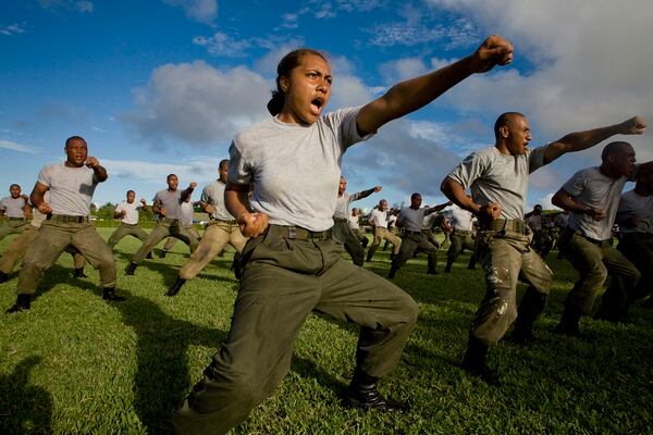 Jóvenes reclutas del servicio de defensa de Tonga demuestran sus habilidades para las artes marciales en la Isla Tongapatu, en Tonga. Amy Toensing, 2007