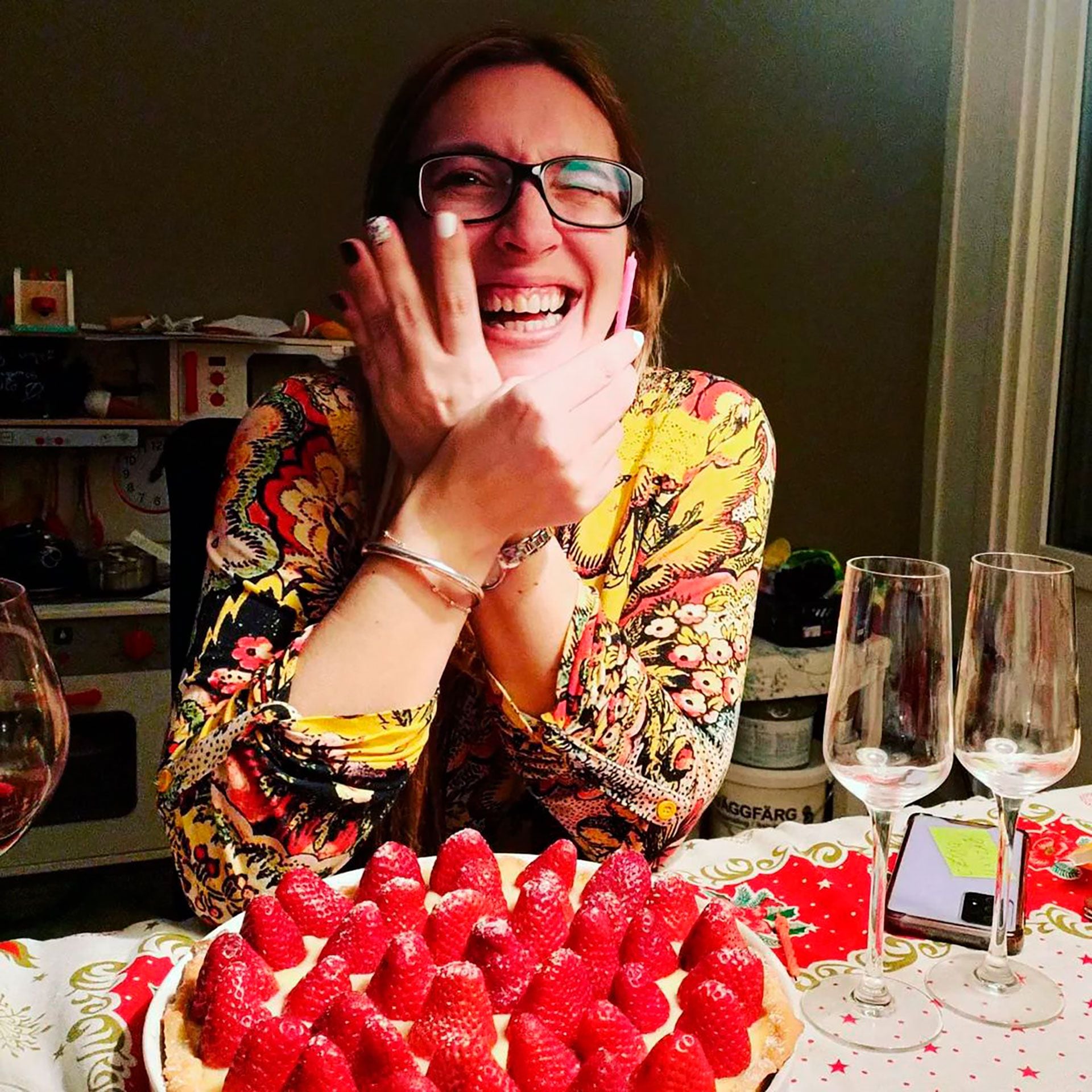 Valeria festeja su cumpleaños en Suecia con una torta cargada de frutillas