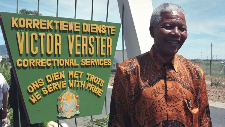 Mandela en la puerta de la Victor Verster Prision (Oryx Media Archive/Shutterstock) 