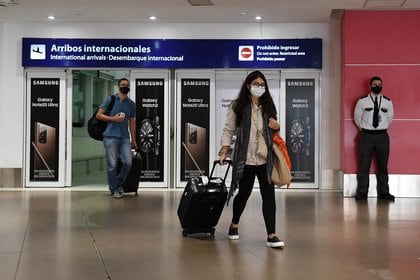 El vuelo arribó en Ezeiza diez minutos después de las nueve de la mañana. Los pasajeros no pudieron bajar del avión durante varias horas (Fotos Gustavo Gavotti)