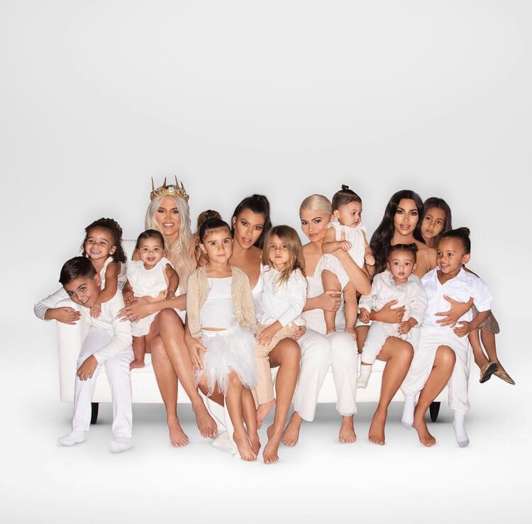 La postal navideña del 2018 de las Kardashian fue muy criticada por abuso de Photoshop (Foto: Instagram)