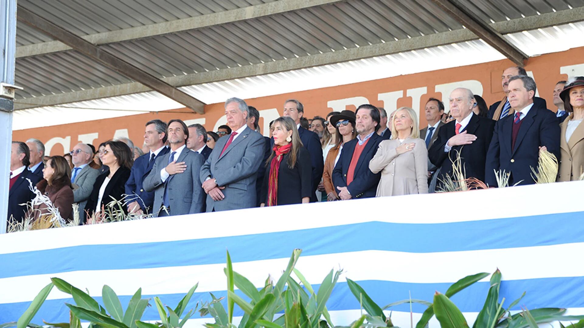 Autoridades del gobierno uruguayo junto a empresarios rurales en el cierre de la Expo Prado 2023 (Crédito: Presidencia)