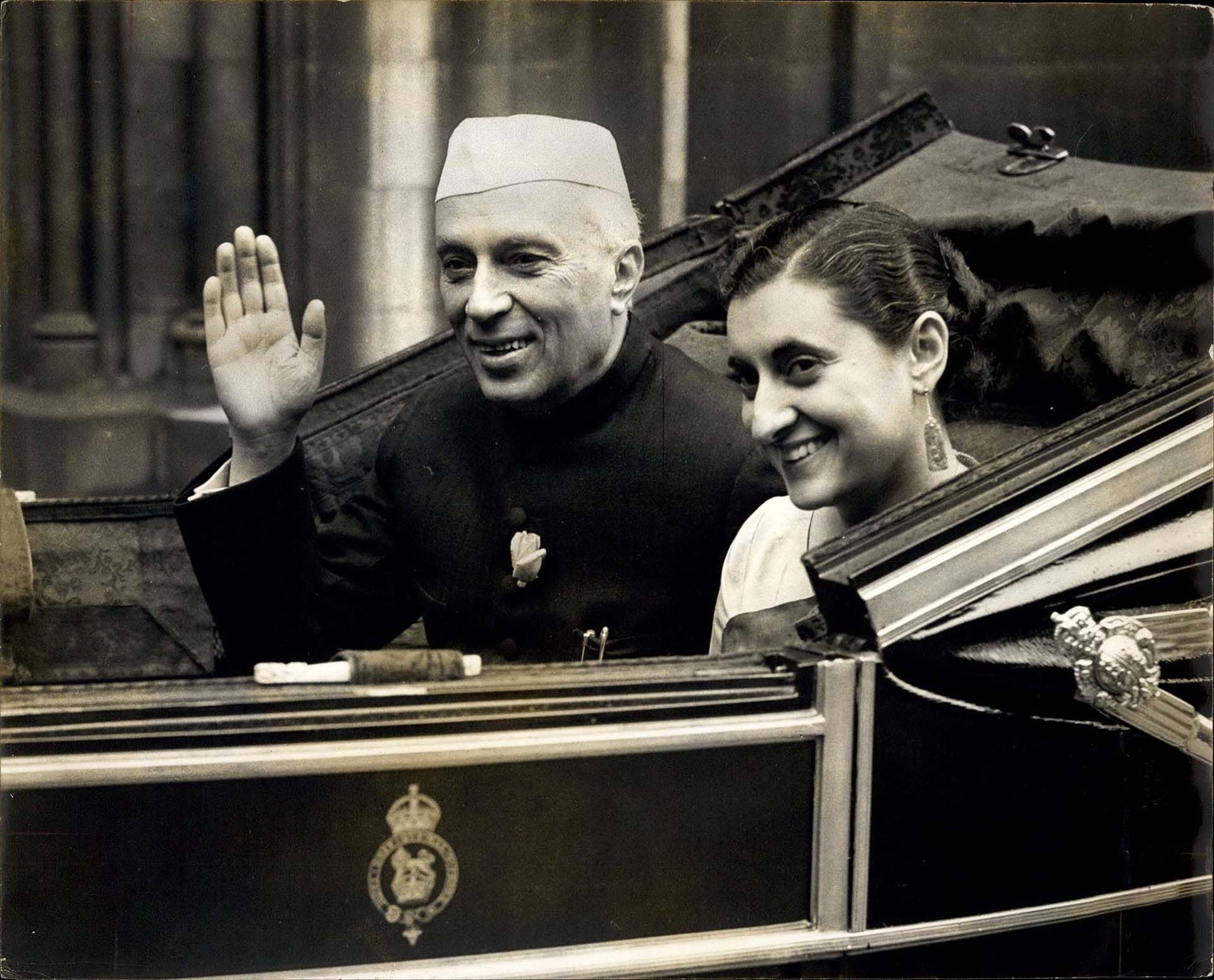 Jawaharlal Nehru, el primer primer ministro de la India tras su independenciam junto a su hija Indira Gandhi en Londres