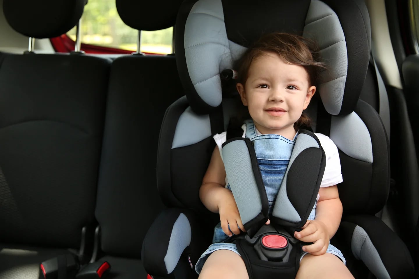 Advierten riesgos en sillas de bebé para autos