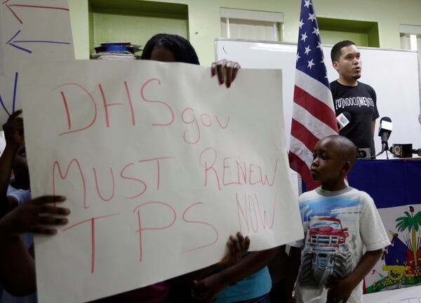 Julio Calderon, 28, un inmigrante indocumentado de Honduras, durante una manifestación para pedir la renovación del TPS. (AP Photo/Lynne Sladky)