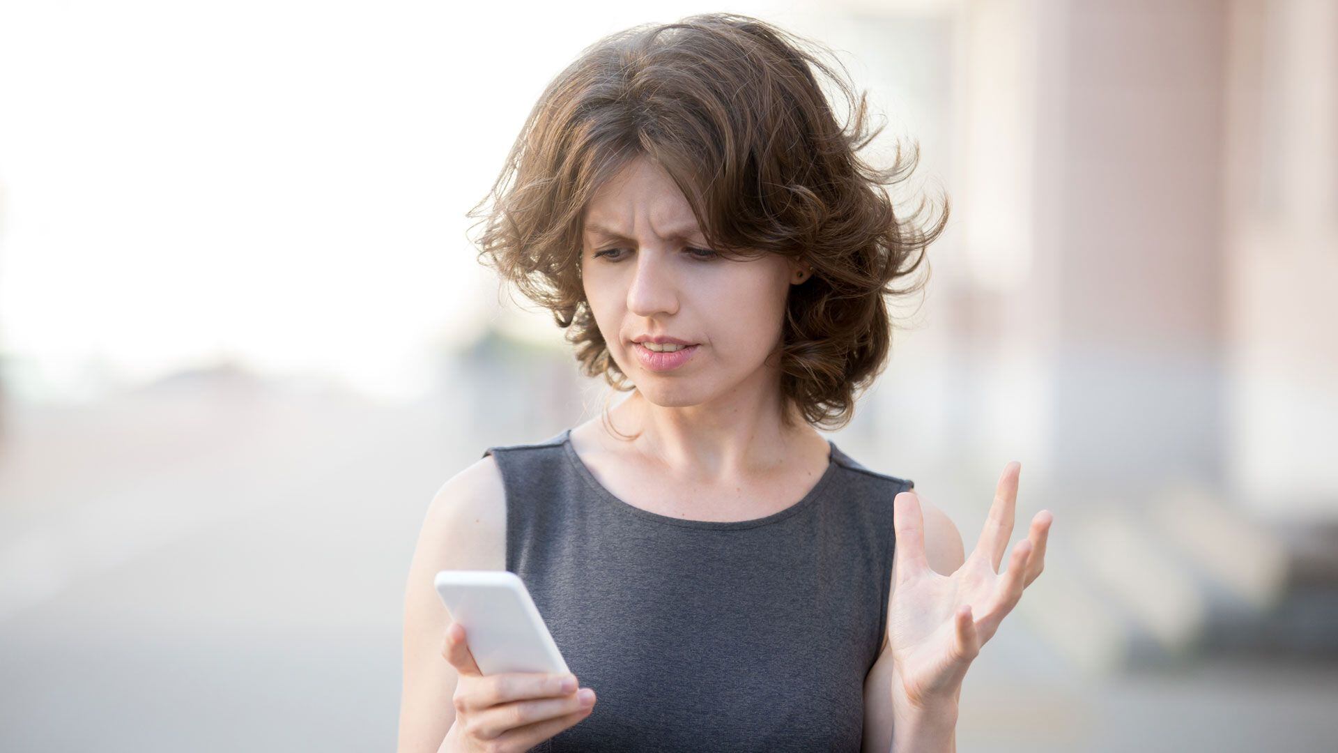 Las palabras pueden tener una carga emocional fuerte debido a experiencias previas. Escuchar o leerlas puede desencadenar respuestas emocionales negativas (iStock)