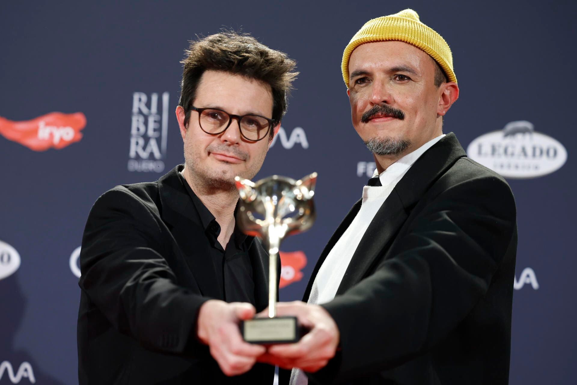 Los directores Juan Sebastián Vasquez (d) y Alejandro Rojas reciben el Feroz a mejor guion por su película 'La llegada' (EFE/Mariscal)