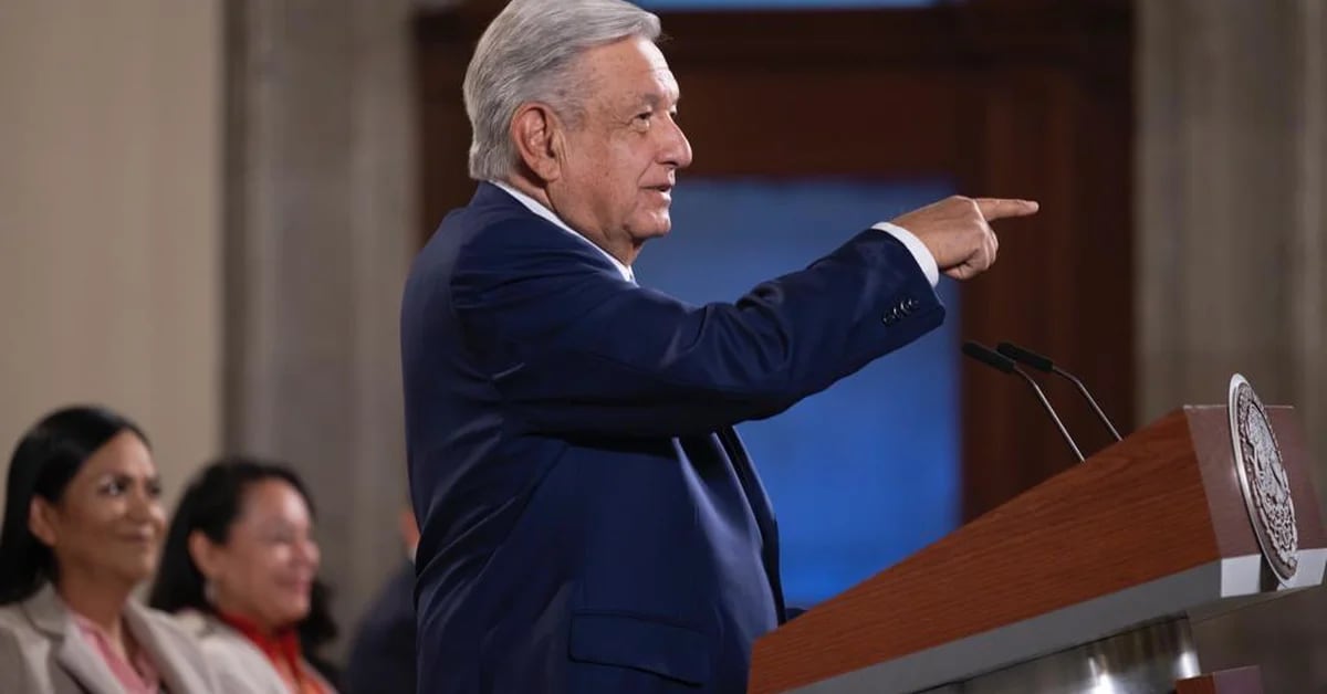 AMLO praised the women for the 8M and called for the protests to be peaceful