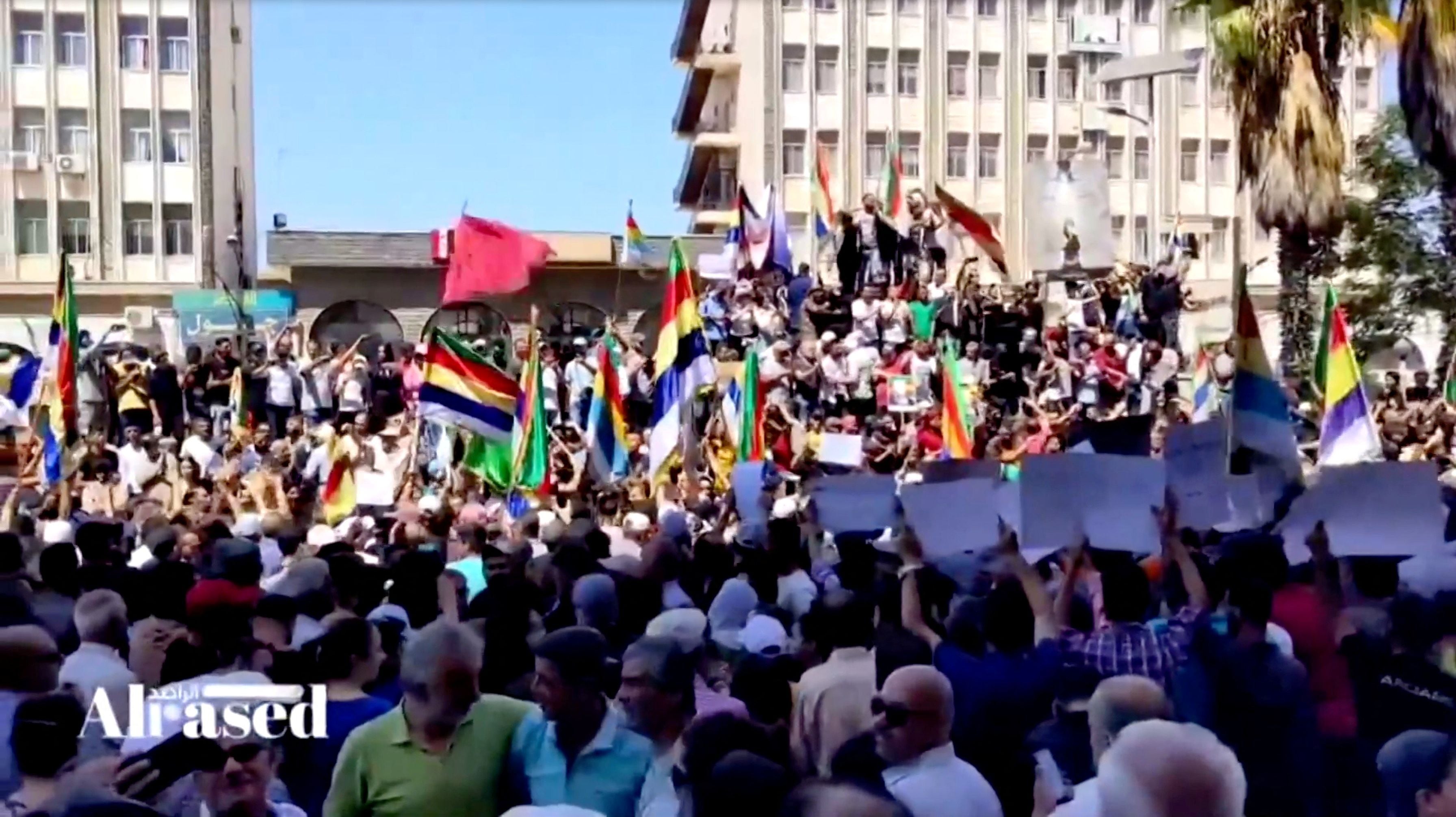 Personas protestan en Sweida (Al-Rased via Facebook/via Reuters TV/via REUTERS)