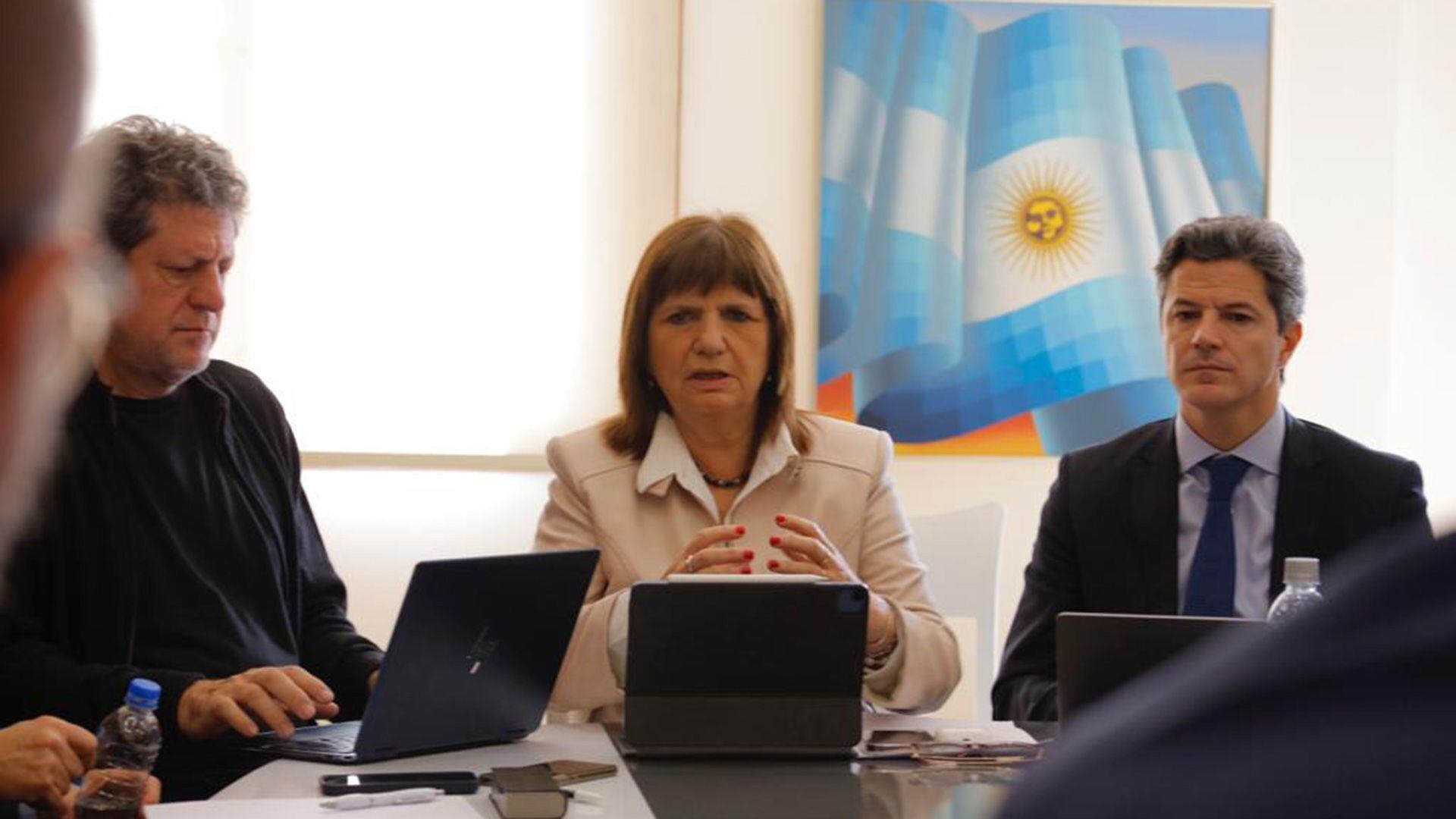 Patricia Bullrich, con Luciano Laspina y Eduardo Levy Yeyati, en el encuentro con economistas de JxC
