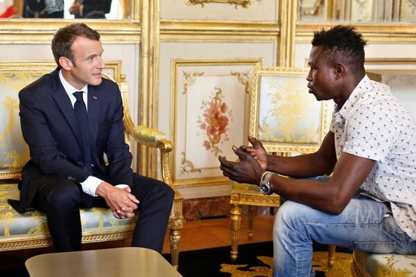 El encuentro entre Macron y Gassama (Thibault Camus/Pool vía Reuters)
